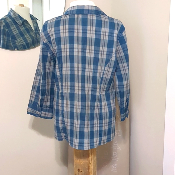 Adorable button up v-neck blouse - Picture 4 of 15